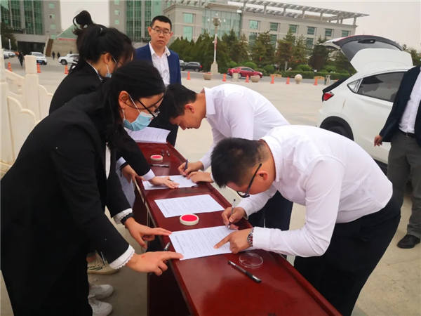 “本人将认真学习习近平新时代中国特色社会主义法治思想，不断增强“四个意识”、坚定“四个自信”、坚决做到“两个维护”……