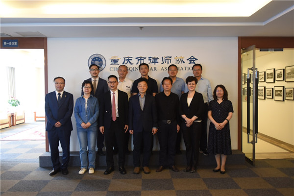 5月19日上午，甘肃律协赵耀会长一行九人赴重庆市律师协会考察交流。重庆市律师协会会长袁小彬，副会长何洪涛、陈昊，副监事长甘伟宏，副秘书长崔明强接待考察。
