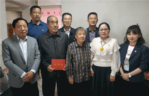 落其实者思其树，饮其流者怀其源。为进一步推动党史学习教育走深走实，结合开展“我为群众办实事”实践活动，5月24日，甘肃省司法厅办公室党支部与皋兰路街道党工委、榆中街社区党委联合开展“慰问革命老兵追忆峥