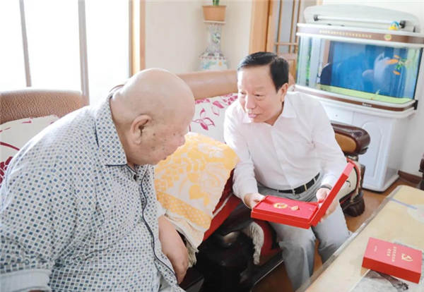 本网讯 在中国共产党百年华诞之际，甘肃省司法厅党委书记、厅长牛纪南带领班子成员、巡视员，分组看望慰问厅系统老党员、烈士遗属、因公殉职党员家属，给他们送去党的关怀和温暖，代表厅党委向他们致以崇高敬意和亲