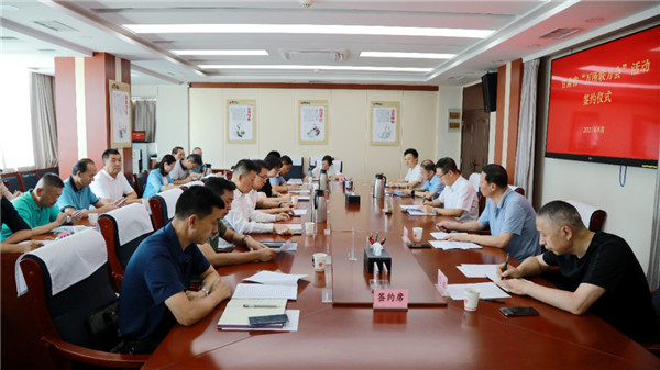 8月5日，甘肃省司法厅、甘肃省工商联、甘肃省律师协会共同举行省属律师事务所和省属商会“万所联万会”活动签约仪式，开启全省律师事务所与工商联及所属商会合作共建模式，形成服务民营企业的工作合力，促进民营经