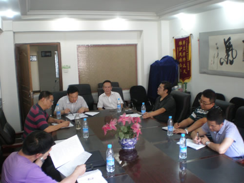 8月8日下午，省律协直属分会党总支部召开专题会议，会议主要有两项内容，一是学习上级有关文件精神，二是研究部署省属所党的群众路线教育实践活动，党总支部成员和部分党支部书记参加了会议。