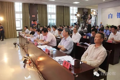 7月15日上午，在铿锵激烈的辩论声和如潮的掌声中，由市检察院和市司法局主办的白银市第三届公诉人与律师论辩赛，在历经三天的激烈角逐后圆满落下帷幕。来自全市的6支公诉人代表队和6支律师代表队采取团体对抗模