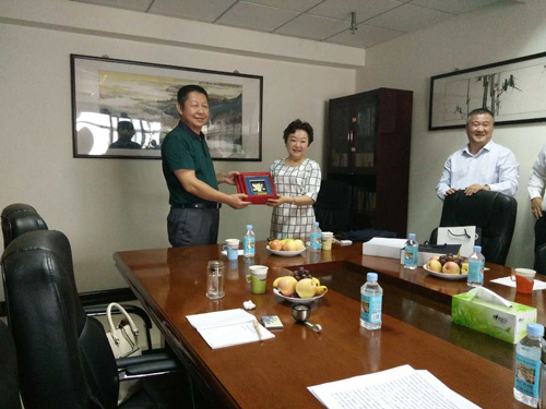 8月24日，由上海市律师协会副会长潘书鸿、上海市律师协会副秘书长陈东带领的考察团来甘肃进行考察交流。甘肃律协副会长王祖国代表甘肃律协向考察团一行的到来表示热烈欢迎