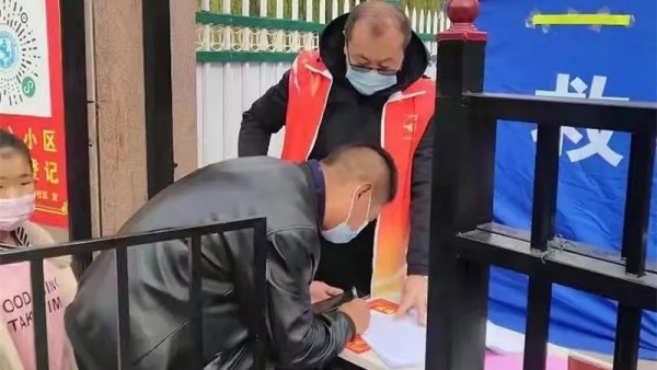 随着我省多地发生新冠肺炎疫情，疫情防控值班值守任务量急剧增加，临泽县律师联合党支部积极行动，引导全体律师争当志愿者，积极投身于社区疫情防控值班值守工作当中，充分发挥了律师党员参与社会公益的先锋模范作用