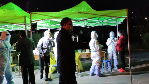 这场防控新冠肺炎的战争还在持续，当前，兰州疫情防控形势严峻复杂，甘肃上下，众志成城，投入到这场没有硝烟的战争，有“不论生死不计报酬”的白衣天使，有默默奉献在防疫一线的基层工作者，而与他们一起逆流而上的