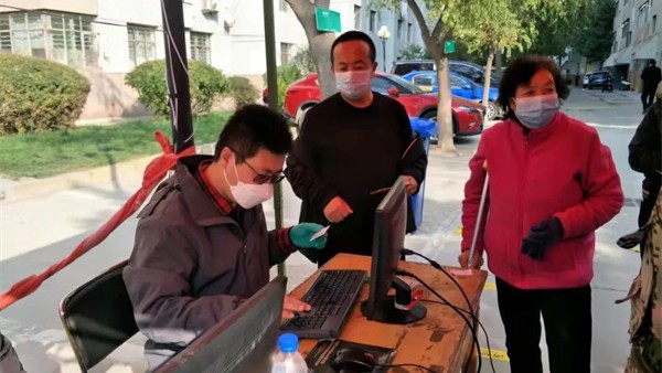 #甘肃加油##兰州加油#他们是新时代的人民律师，疫情防控中，他们，披甲冲前线，舍身赴战场。他们也是此次抗疫战斗中千千万万志愿者之一，是金城战“疫”之金港城社区抗疫战场上不可或缺的战斗员。秋冬之交的