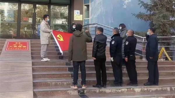 “你们都是好样的！是我们酒泉律师的骄傲！”这一句饱含深情的话语是卢永建副书记对坚守在疫情防控线上驻点小伙子们的肯定和赞美。为了打赢这一场没有“硝烟”的战争，酒泉律师积极加入志愿者行列，与人民群众团结一