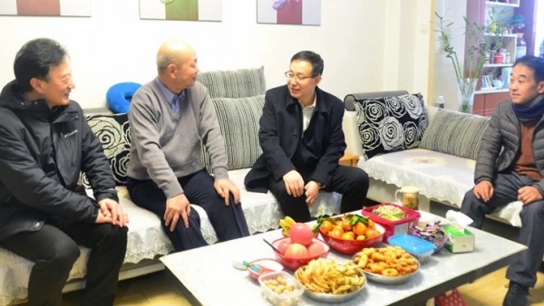 春节临近，1月27日下午，省司法厅党委委员、副厅长、甘肃律师行业党委书记韩世峰走访慰问了甘肃天问律师事务所孟伯浩、甘肃兴正义律师事务所郭加清、甘肃方域西涛律师事务所柳向奎三位律师。省律师协会会长赵耀、省律师行业党委专职副书记年发苗陪同慰问活动。