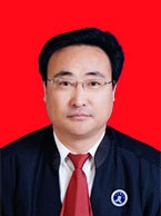 男，汉族，生于1967年12月，中共党员。现为甘肃陇凤律师事务所主任，担任省律协六届理事会理事、庆阳市律师行业党委副书记，庆阳市律师协会会长、庆阳仲裁委员会仲裁员、庆阳市人大常委会立法顾问、庆阳市委及交通银行庆阳分行等多家党政机关、企事业单位常年法律顾问。2011年被司法部授予“党员律师标兵”，先后多次被省、市律师协会、市司法局及省律师行业党委授予“优秀律师”、“十佳律师”、“优秀党员律师”等荣誉称号。