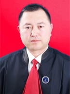 男，汉族，生于1973年3月，中共党员，大学本科学历，四级律师。2002年开始执业，现任甘肃卓辩律师事务所主任。担任甘肃省律师协会理事、甘肃省律师协会刑辩委员会委员、酒泉市律师协会副会长兼秘书长、酒泉市刑事辩护委员会主任。2012年6月荣获优秀律师称号、2013年7月被授予2013年度优秀党务工作者称号、2016年12月被授予2015-2016年度酒泉市优秀律师称号、2017年7月获评为优秀共产党员称号、2019年6月获得全省律师行业优秀党员律师、2019年7月获得酒泉市优秀刑事辩护律师奖、2019年7月