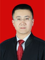 男，藏族，生于1983年4月，中共党员，西南民族大学研究生学历。2011年12月至今在甘南羚城律师事务所从事专职律师工作，2014年12担任律所副主任至今，现担任甘南州律师协会副会长。2014年12月被省律协评为“全省优秀青年律师”，2017年、2018年两次获得州司法局全州“十佳法律服务标兵”，2018年5月4日获得“甘南州青年五四奖章”，2019年7月获得“全省律师行业优秀党员律师”称号。