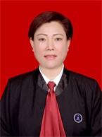 女，汉族，1974年8月生，研究生学历。1997年6月兰州大学毕业，获得学士学位，2002年6月获西南政法大学法学院民商法学硕士学位。1998年1月开始执业，2013年创立甘肃载坤律师事务所，任律所主任，2018年5月获得二级律师证书。现为兰州市律师协会常务理事，同时担任兰州市仲裁委员会仲裁员、甘肃省律师协会民商事委员会秘书长、兰州市律协规划与发展工作委员会副主任委员、兰州市女律师工作委员会主任委员等职务。2017年2月荣获甘肃省律师协会颁发的“第八届西部律师发展论坛会工作中表现突出奖”。2019年10月