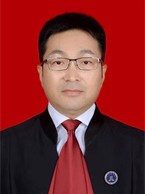 男，汉族，生于1972年11月，研究生学历，三级律师。1989年8月至1993年7月西北政法大学就读，1993年8月至1997年7月在兰州市人民检察院工作，1997年8月至2015年3月为甘肃正天合律师事务所合伙人；2015年4月在甘肃赛莱律师事务所执业并担任律所主任。现任甘肃省政府特邀执法监督员、甘肃政法大学客座教授、兰州市律师协会规划与发展委员会主任委员、兰州市平凉商会常务副会长等社会职务。2014年获得全省优秀律师荣誉称号。