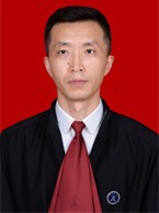 男，汉族，生于1975年8月，中共党员，大学本科学历。1994年9月起在甘肃政法学院法律系读书，大学毕业后在西北师范大学知行学院法律系任教。2003年通过国家司法考试，2005年8月开始执业。现为甘肃正天合律师事务所合伙人、金融证券业务部负责人。担任中华全国律师协会公司法专业委员会委员、甘肃省律师协会直属分会副会长。先后荣获“甘肃省优秀青年律师”、“甘肃省司法厅直属机关优秀共产党员”、“甘肃省优秀金融专业律师”等荣誉称号。