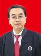 男，汉族，生于1970年11月，研究生学历。 1990年至1994年，就读于西北政法大学法律本科专业；2000年至2003年，就读于兰州大学法律硕士专业。2002年至2008年在甘肃法成律师事务所担任专职律师、合伙人；2008年至今，在甘肃诚域律师事务所执业并担任主任。现任兰州市律师协会副会长，兰州市人大常委会立法咨询专家、兰州市人民政府、兰州新区管委会、甘肃省审计厅、中国农业发展银行甘肃省分行、西脉科技、甘肃建投等多家单位的法律顾问。荣获“甘肃省优秀律师”、“兰州市十佳律师”等荣誉称号。