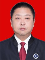 男，汉族，生于1969年7月，民盟盟员，研究生学历，三级律师。1991年7月至1993年11月兰州教育学院工作，1992年8月取得律师执业资格，1993年11月至1998年5月在兰州恒信律师事务所执业，1995年11月取得国家注册税务师资格，1998年5月至2002年 7月在兰州天正律师事务所担任主任，2002年7月至2003年10月在甘肃现代发展律师事务所担任副主任，2003年10月至2006年4月在甘肃金达律师事务所执业。2005年取得甘肃省劳动仲裁委员会仲裁员资格，2006年4月至今在甘肃同义律师事
