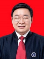 男，汉族，生于1966年1月，大学本科学历。1986年7月起先后在永昌县红山窑中学、永昌县第一中学、永昌县人民检察院工作，1998年2月在甘肃维正律师事务所执业，2016年8月创办甘肃清锋律师事务所并担任律所主任。现任金昌市律师协会会长、省律协刑委会委员、甘肃省“骨干律师库”入库律师、金昌市金川区农村土地承包仲裁委员会仲裁员、金昌市人大常委会立法咨询专家、金昌市人民政府法律顾问团成员及金昌市金川区人民政府、农发行金昌分行、甘肃瓮?；び邢薰镜裙一睾推笫乱档ノ坏某Ｄ攴晒宋?。