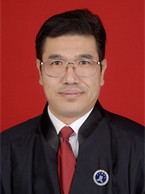 男，汉族，生于1964年11月，中共党员，西北政法大学本科学历，二级律师。1987年8月在甘肃省司法厅经济律师事务所执业，2000年8月创办甘肃隆建律师事务所并担任合伙人、主任至今。现任最高人民检察院全国民事行政检察建设工程与房地产案件咨询专家；中国建筑业协会法律服务专家；甘肃省建筑业联合会法律专家；甘肃省银行业协会法律专家；兰州仲裁委员会仲裁员；甘肃省律师协会直属分会理事、考核委员会副主任、教育和培训委员会副主任、党总支委员。多次获得“优秀共产党员”“优秀党务工作者”先进称号。