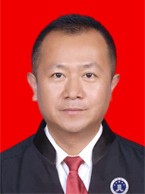 男，汉族，生于1977年12月，中共党员，大学本科学历。1999年毕业于甘肃政法学院经济法系，2000年开始执业，现为甘肃正鼎律师事务所主任、高级合伙人，同时担任兰州市律师协会副会长。2006年被甘肃省律师协会评为“省级优秀律师”、2013年被兰州市司法局和兰州市律师协会评为“兰州市十佳青年律师”。