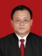 男，汉族，出生于1972年11月，四级律师。1995年毕业于甘肃政法学院经济法系，1999年在甘肃吉庆律师事务所从事专职律师工作，2003年加入（君佑）国方律师事务所兰州分所，2010年7月在甘肃久铭律师事务所执业，现为律所合伙人、负责人。