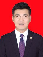 男，汉族，生于1979年8月9日，大学本科学历。1999年—2003年就读于西北农林科技大学，2006年—2014年在天水市秦州区司法局工作，2014年在甘肃端方律师事务所执业并担任律所主任。担任天水市秦州区水务局、天水市秦州区财政局、天水市秦州区统计局、天水市秦州区市政管理处、天水市秦州区商务局、天水宏牛工程机械有限责任公司、天水龙城建筑工程有限责任公司等多家行政、企事业单位的法律顾问。