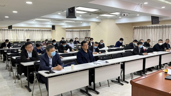 4月25日下午，甘肃省律师协会直属分会召开2021年度省属律师事务所年度考核述职会，省属各律所主任、合伙人共30余人参加会议。甘肃省律师协会会长、直属分会会长赵耀主持会议?；嵋槭紫却镅傲耸∷痉ㄌ? title=