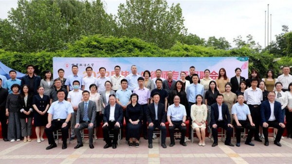 5月29日，由甘肃政法大学和甘肃省律师协会联合举办的2022届毕业生律师专场招聘会在甘肃政法大学和谐广场举行。甘肃政法大学党委副书记、校长李玉基，甘肃省律师协会会长赵耀出席招聘会。甘肃政法大学党委委员