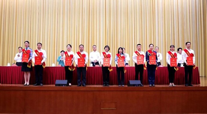 为表彰先进，弘扬正气，进一步激励各级党组织和广大党员开创省直机关党的建设和各项事业发展新局面，形成对标先进、激情工作、奋发作为、增比进位的浓厚氛围。近日，在庆祝建党101周年之际，甘肃省直属机关“两优