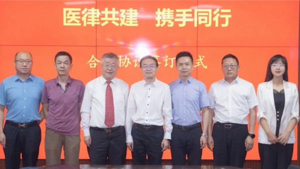 8月18日，甘肃省律师协会与甘肃省医师协会在兰州举行“医律共建、携手同行”合作框架协议签订仪式。省司法厅二级巡视员李智，省医师协会秘书长黄晓俊出席签约仪式并讲话，省律师协会副会长雷声、省律师协会法律援