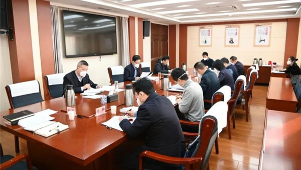 1月10日，甘肃省律师行业党委召开2023年第1次党委会议，传达学习习近平总书记在中共中央政治局民主生活会上的重要讲话精神，传达学习省委十四届二次全会和省委经济工作会议，研究律师行业贯彻落实意见，安排部署有关工作。省司法厅党委委员、副厅长、甘肃省律师行业党委书记韩世峰主持会议并讲话。