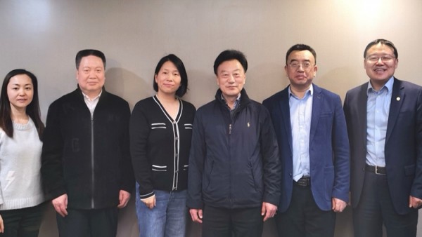 近日，甘肃省律师协会与法律出版社在北京签署了战略合作协议。省律师协会会长赵耀、法律出版社法规分社社长李群出席签约仪式。双方就图书出版、培训活动等方面进行了合作交流并达成了共识，此次签约本着互惠互利、优