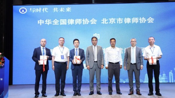 6月19日，在中华全国律师协会的指导下，由新疆维吾尔自治区律师协会主办，陕西省律师协会、甘肃省律师协会、宁夏律师协会、青海省律师协会及新疆生产建设兵团律师协会共同联办的“第一届西北青年律师发展研讨会”