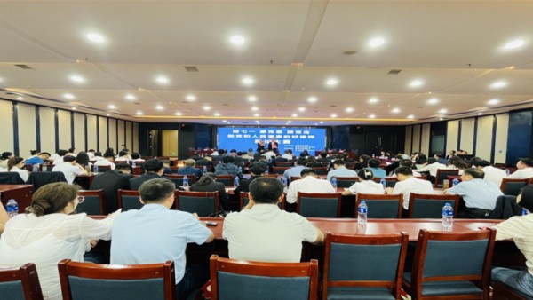 为进一步提升全州律师职业素养和执业能力，加深律师行业内的沟通与交流，展示临夏州律师队伍的良好形象，7月1日，由临夏州司法局、临夏州律师行业党委主办，临夏州律师协会和甘肃曙明律师事务所承办的“迎七一感党