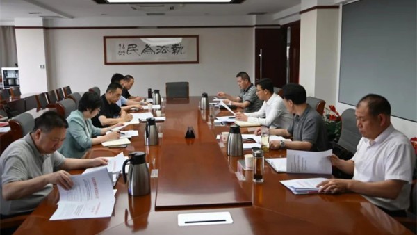 8月25日，甘肃省律师行业党委理论中心组举行学习会议，开展学习贯彻习近平新时代中国特色社会主义思想主题教育专题民主生活会会前集中学习，深入学习领会习近平总书记关于党的建设的重要思想等，对开好主题教育专题民主生活会作出进一步安排部署。省司法厅党委委员、副厅长、甘肃省律师行业党委书记冯怡主持会议并讲话。