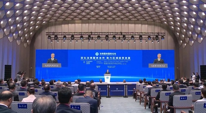 9月5日上午，第十次上海合作组织成员国司法部长会议期间，以“深化法律服务合作助力区域经贸发展”为主题的法律服务国际论坛在中国上海成功举办。司法部副部长王振江出席论坛并致辞。王振江指出，近年来，司法部深