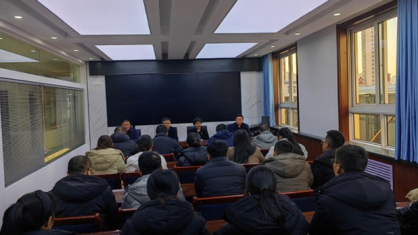 近期，定西市律师协会组织开展了实习律师考核工作。定西市司法局党组成员、副局长、市律师行业党委书记王晓燕、定西市律师行业党委副书记、市律师协会会长王勇军及协会班子成员、20名实习律师及其所在律师事务所主