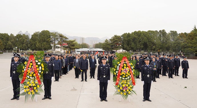 为巩固拓展主题教育成果，传承和弘扬英烈精神，引领党员干部坚定理想信念，继承优良传统，激发干事创业的工作热情。4月1日上午，甘肃省司法厅组织党员干部赴兰州烈士陵园，开展“缅怀革命英烈?赓续红色血脉”清明