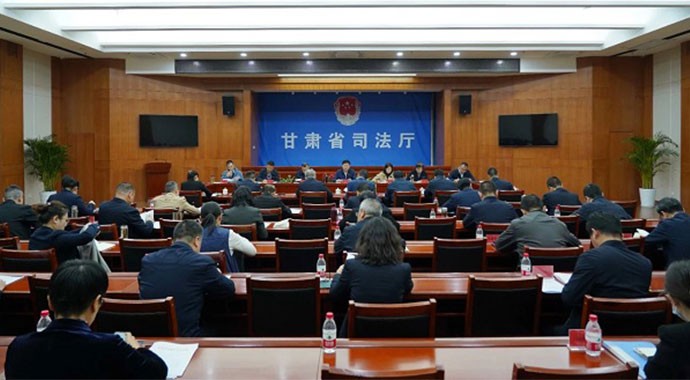 4月3日，甘肃省司法厅党委召开（扩大）会议，传达学习习近平总书记有关重要讲话精神，传达学习中央和省上有关会议、文件精神，研究部署贯彻落实工作。厅党委书记、厅长谢又生主持会议?；嵋榇镅傲?月29日中