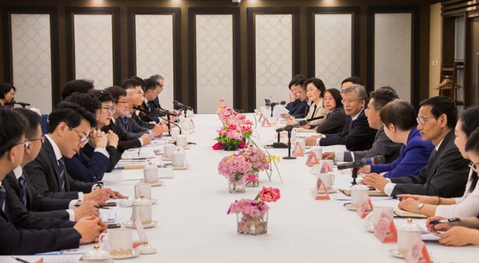 4月18日上午，司法部副部长王振江在京会见了香港律师会会长陈泽铭一行，就内地与香港律师行业发展等共同关心的议题进行了深入交流。4月18日上午，司法部副部长王振江在京会见香港律师会会长陈泽铭一行。摄影满