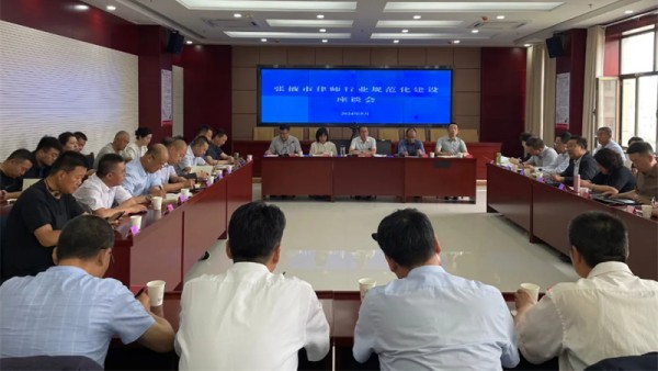 5月18日，张掖市律师行业规范化建设座谈会召开，会议紧紧围绕律师行业规范化发展、律师事务所分配制度改革进行了座谈交流，深入分析当前全市律师队伍中存在的问题和发展瓶颈，共同探讨推进律师行业规范化建设的途