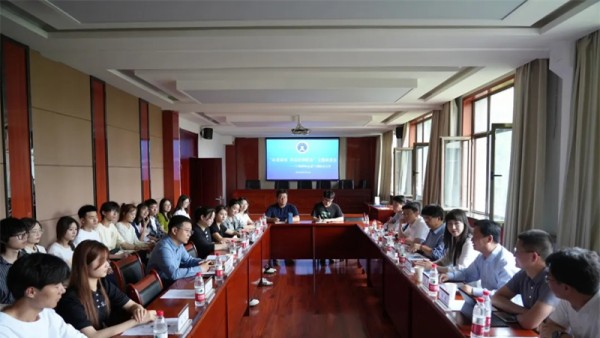 5月18日，兰州市律师协会在兰州财经大学召开“走进高校，共话法律职业”主题座谈会。甘肃省司法厅律师工作处副处长王一珺、兰州市律师协会会长陈灿、兰州财经大学法学院党委书记李正波、党委副书记、院长李长兵参