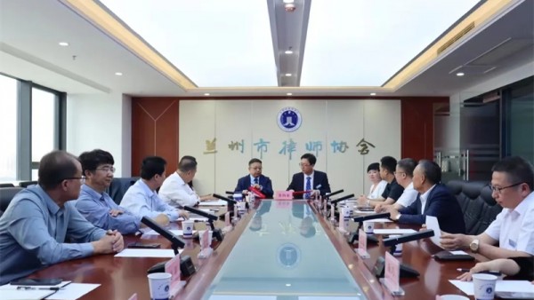 2024年5月18日，石家庄市、滨州市律师协会、湖南湘晋律师事务所一行到访我会，参观了协会办公场所并交流座谈。兰州市律师协会会长陈灿主持座谈会。陈灿会长对大家的来访表示欢迎，并介绍了兰州市律师行业基本