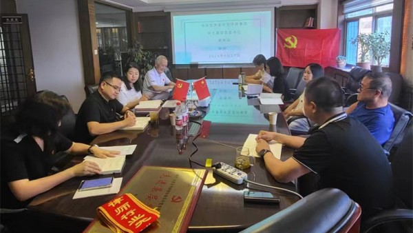 在中国共产党成立103周年来临之际，为进一步增强党员律师的凝聚力、向心力和战斗力，2024年6月27日甘肃金中浩律师事务所、甘肃金致诚律师事务所党支部联合举办“庆七一颂党恩铸党魂讲党课”主题党日活动。