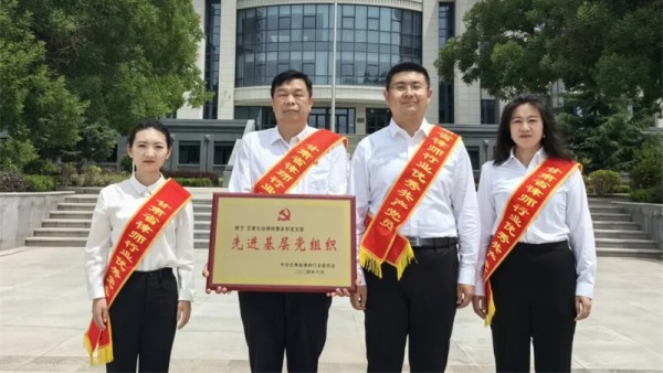 6月27日，全省律师行业党建工作交流暨“两优一先”表彰大会召开，会议表彰了一批优秀集体和先进个人，其中，酒泉市律师行业1个党支部和3名同志获表彰。优先进基层党组织甘肃长治律师事务所党支部优秀党务工作者