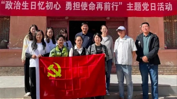 在法治社会的阳光下，有这样一群人，他们以维护公正正义为己任，坚守社会主义法治信仰，维护当事人合法权益，是社会主义法治精神的追随者、践行者和开拓者，他们就是光荣的律师队伍！在这支队伍中，有这样一位党员旗