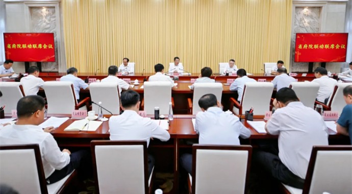 7月22日上午，全省府院联席会议在兰州召开，省长、省府院联动领导小组组长任振鹤出席会议并讲话，省法院院长、省府院联动领导小组副组长王中明出席会议，副省长、省府院联动领导小组副组长黄瑞雪主持会议，省政府