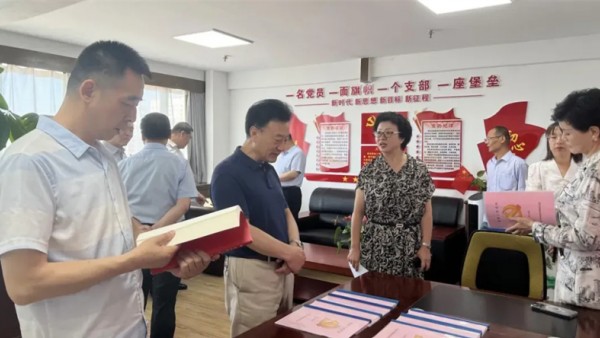 7月30日，甘肃省律师协会会长赵耀一行赴白银市开展调研。白银市司法局党组成员、副局长、市律师行业党委书记苟黎源、白银市律师协会会长李秉旺陪同调研。调研组一行到甘肃仁泽律师事务所、甘肃岱峰律师事务所开展
