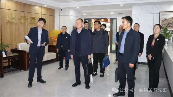 为进一步加强律师行业党的建设，推动标准化示范党支部和品牌党支部创建工作走深走实，11月25日，省司法厅律师工作处处长、省律师行业党委副书记樊海伍一行，对我市律师行业标准化示范党支部创建和品牌化党支部创