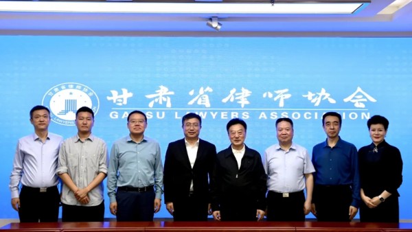 9月26至28日，天津市律师协会会长牛同栩一行来甘肃省律师协会考察交流。省律师协会会长赵耀热情接待了考察团一行并主持召开座谈会。座谈会上，赵耀对?；岢だ捶帽硎救攘业幕队?。双方就甘肃赴天津的青年律师结对